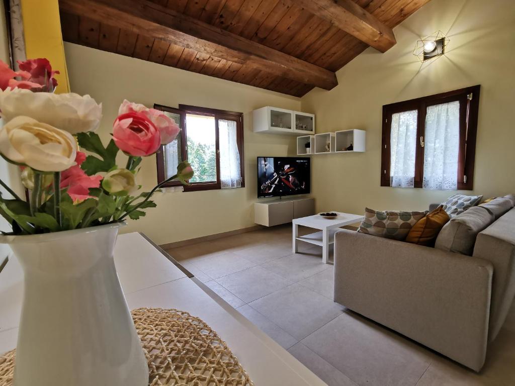 廖洛泰爾梅的住宿－La Casa dell'Orologio，客厅,桌子上放着花瓶