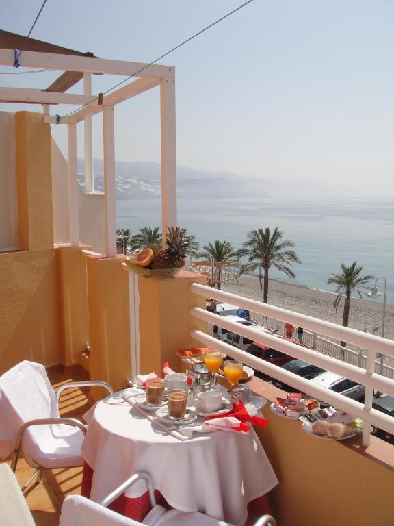 stół na balkonie z widokiem na plażę w obiekcie HOSTAL COSTA SOL w mieście Castell de Ferro