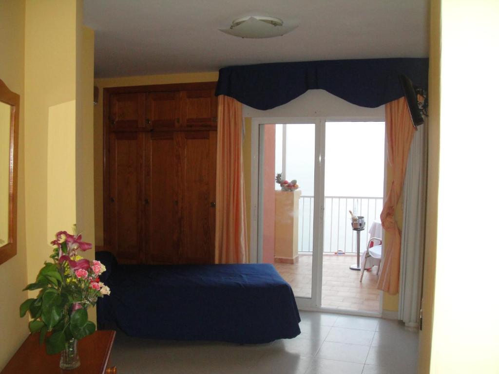 Łóżko lub łóżka w pokoju w obiekcie HOSTAL COSTA SOL
