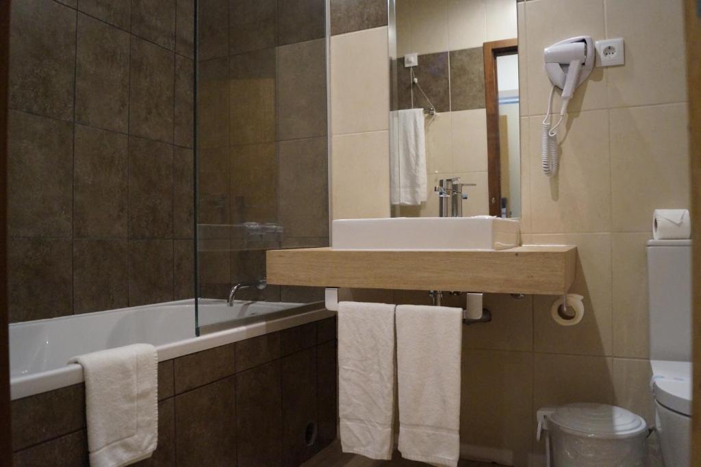 Koupelna v ubytování Angra Central Hotel