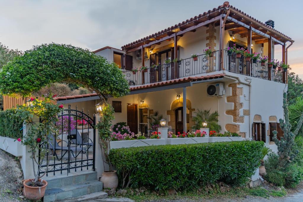 ein Haus mit einem Balkon mit Blumen darauf in der Unterkunft Villa Areti - Traditional Cozy Villa in Embrósneros