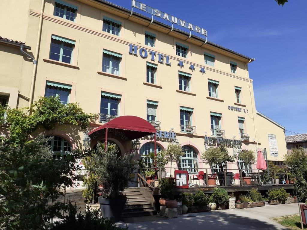 un hotel con un cartel en la parte delantera en Hôtel Le Sauvage, en Tournus