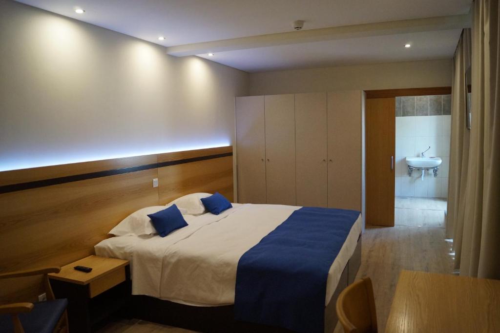 Postel nebo postele na pokoji v ubytování Angra Central Hotel