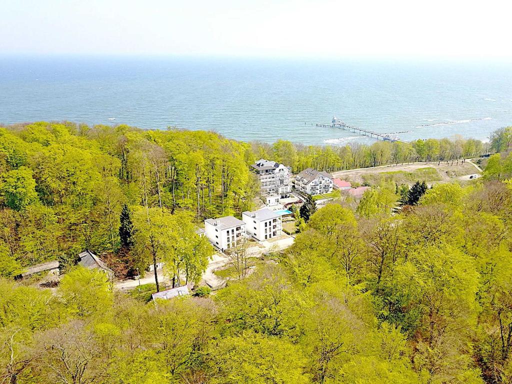 eine Luftansicht eines Hauses in den Bäumen in der Unterkunft Haus Königsstuhl in Sellin - Penthouse mit Kamin und Balkon in Ostseebad Sellin