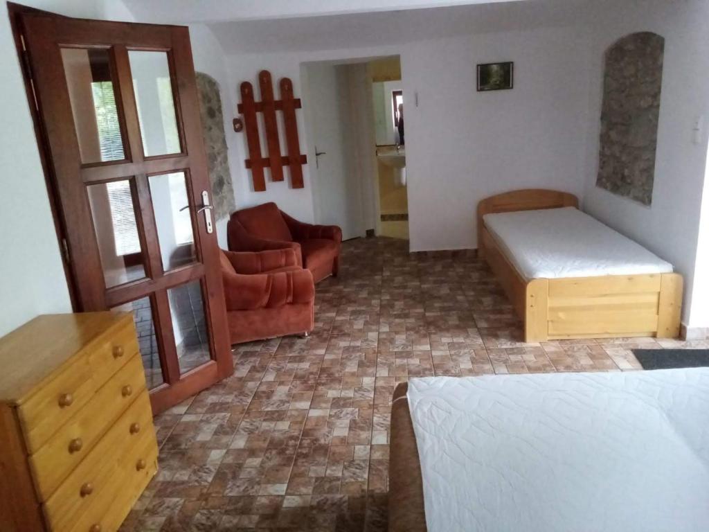 Postel nebo postele na pokoji v ubytování Pod Smrcinou