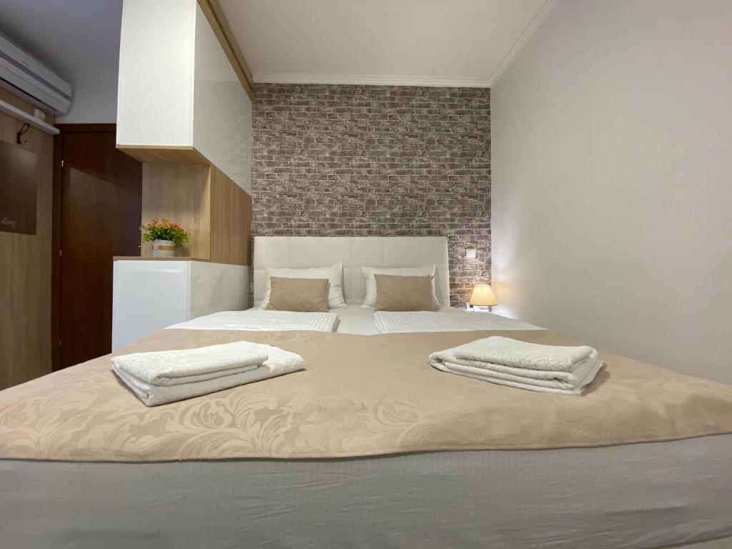 Postel nebo postele na pokoji v ubytování Apartments & Rooms Mostar Story