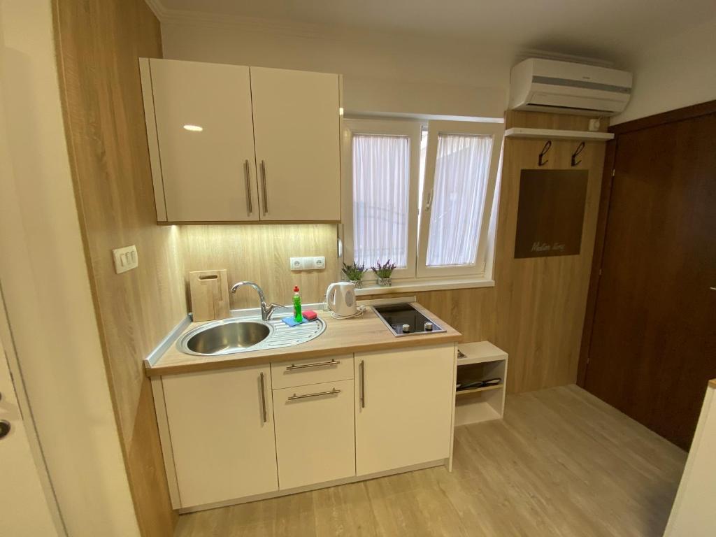 Kuchyň nebo kuchyňský kout v ubytování Apartments & Rooms Mostar Story