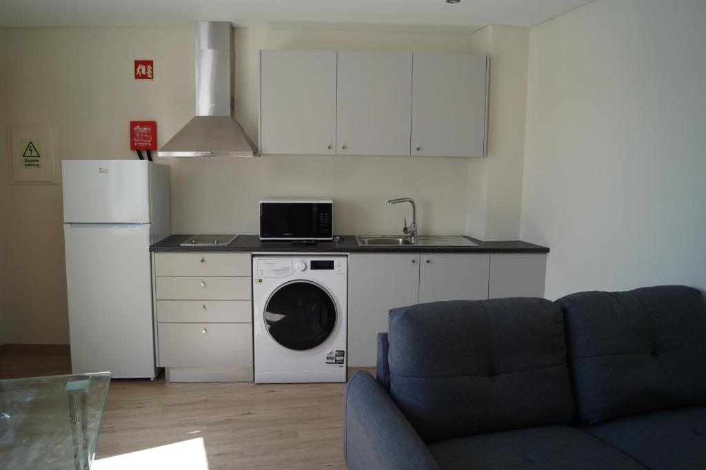 Kuchyň nebo kuchyňský kout v ubytování Angra Central Hotel
