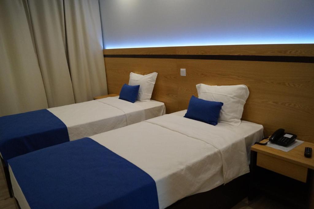 Postel nebo postele na pokoji v ubytování Angra Central Hotel