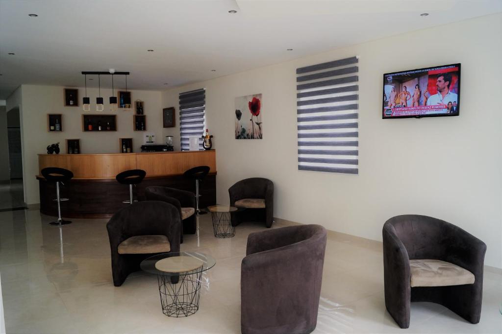 TV a/nebo společenská místnost v ubytování Angra Central Hotel