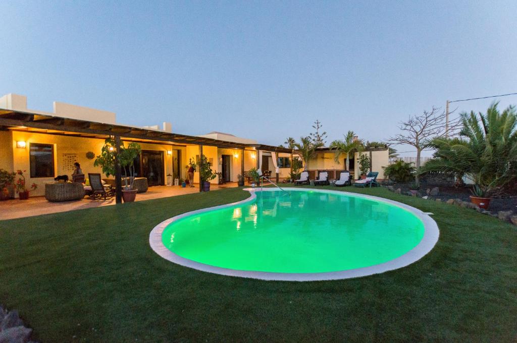 a swimming pool in the yard of a house at Los Granados in La Oliva