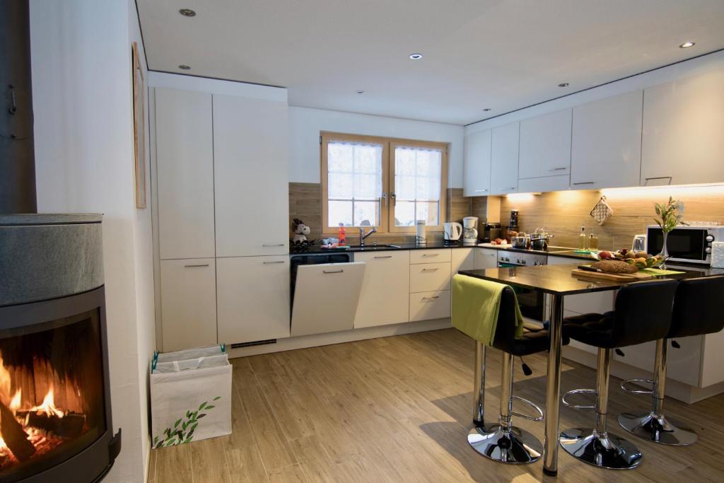 Kuchyň nebo kuchyňský kout v ubytování Element Chalets Zermatt