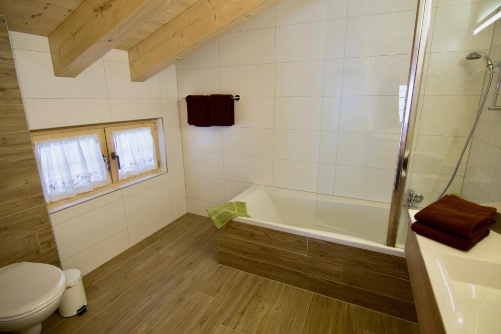 Koupelna v ubytování Element Chalets Zermatt