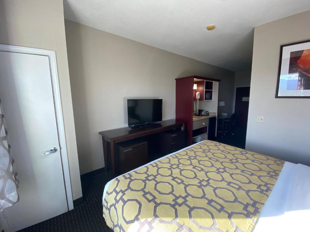 Uma TV ou centro de entretenimento em Baymont by Wyndham Colorado Springs