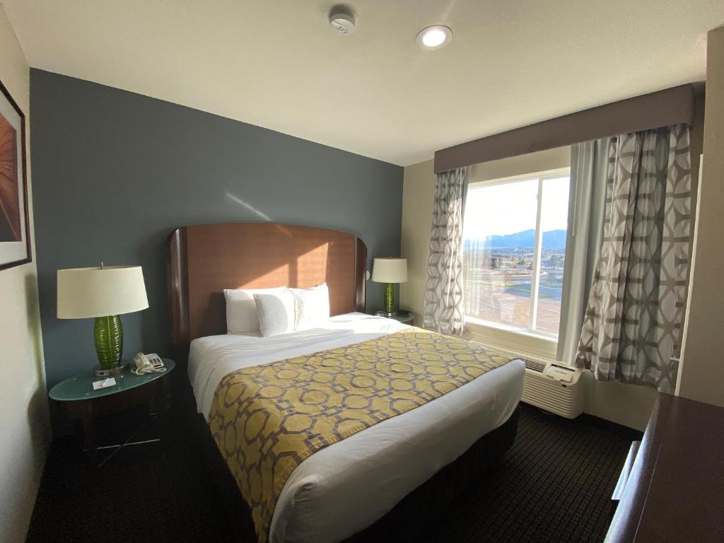 Cama ou camas em um quarto em Baymont by Wyndham Colorado Springs