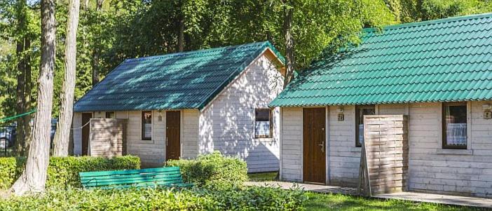 una piccola casa in pietra con tetto verde di O.W.Cynamon a Dziwnów