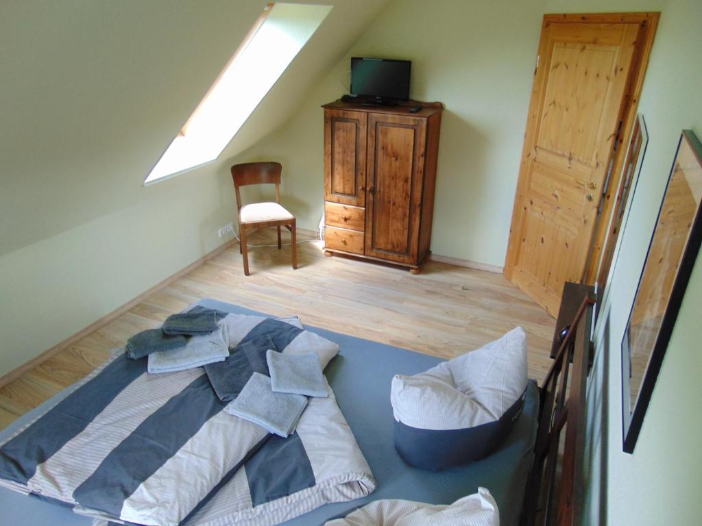 a bedroom with a bed and a chair and a skylight at Ferienwohnung auf Rügen in Maltzien in Losentitz