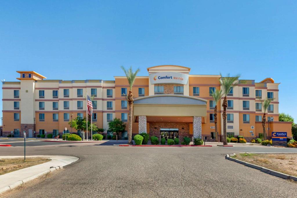 un hotel con una calle delante en Comfort Suites Glendale - State Farm Stadium Area, en Glendale