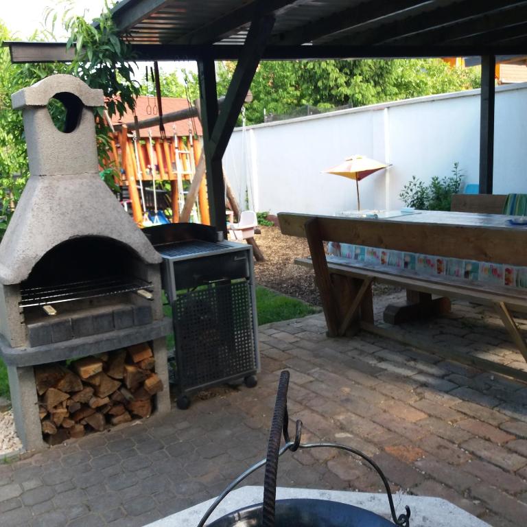 Patio alebo iná vonkajšia časť ubytovania Aliz Apartman