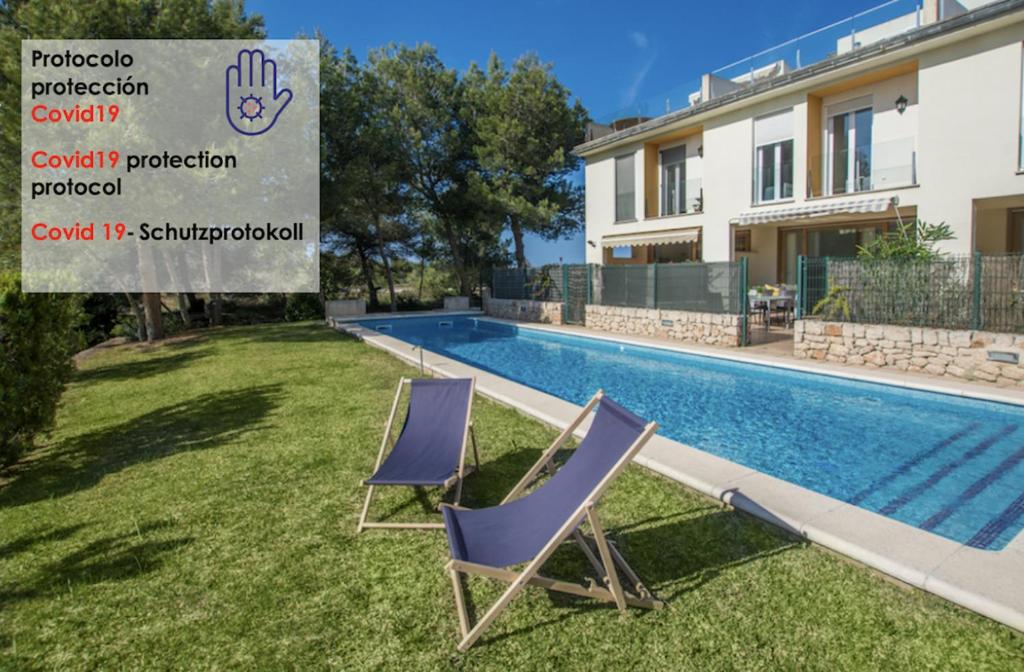 Villa mit einem Pool und 2 Stühlen in der Unterkunft HAVANA in Alcúdia