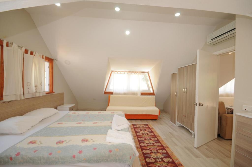 Un dormitorio con una cama grande y una ventana en Calba Hause, en Turunç