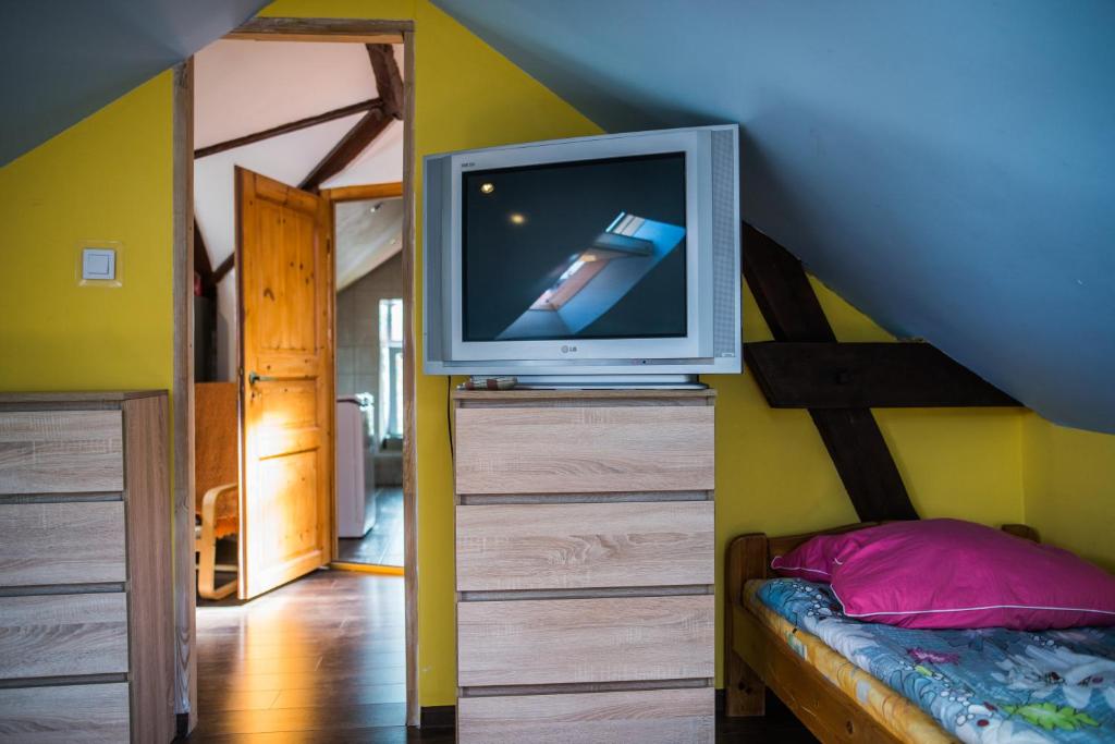 Televízia a/alebo spoločenská miestnosť v ubytovaní Noclegi na Polnej