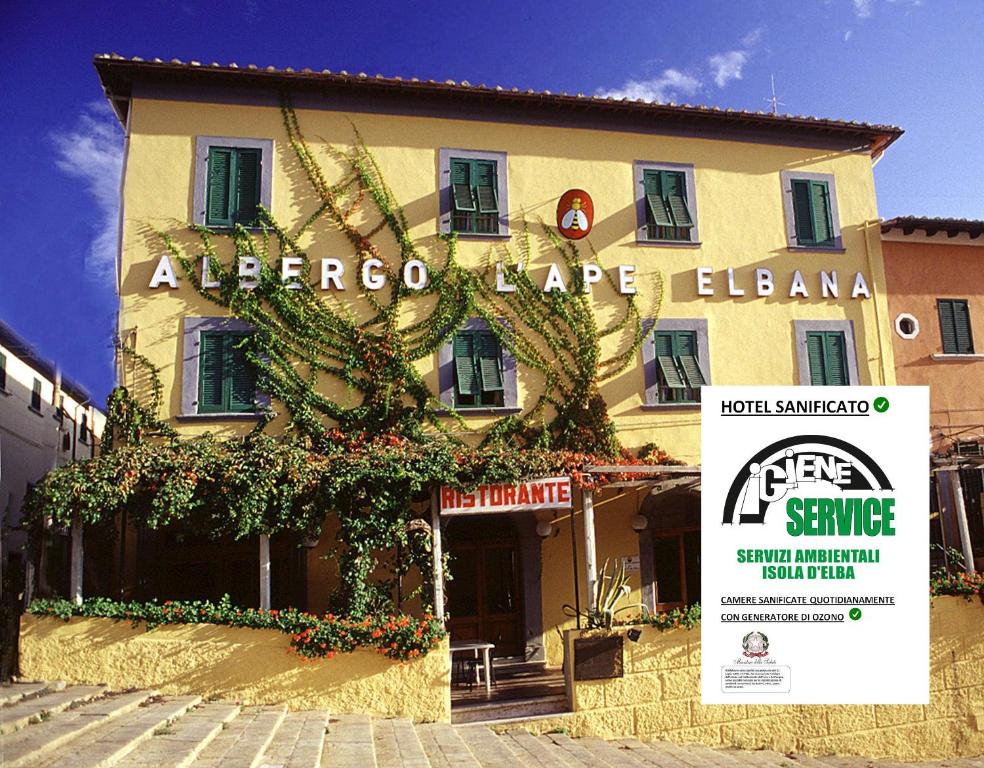 ポルトフェッラーイオにあるAlbergo Ape Elbanaの目の前に看板が立つユーロープ岬のエルバホテル