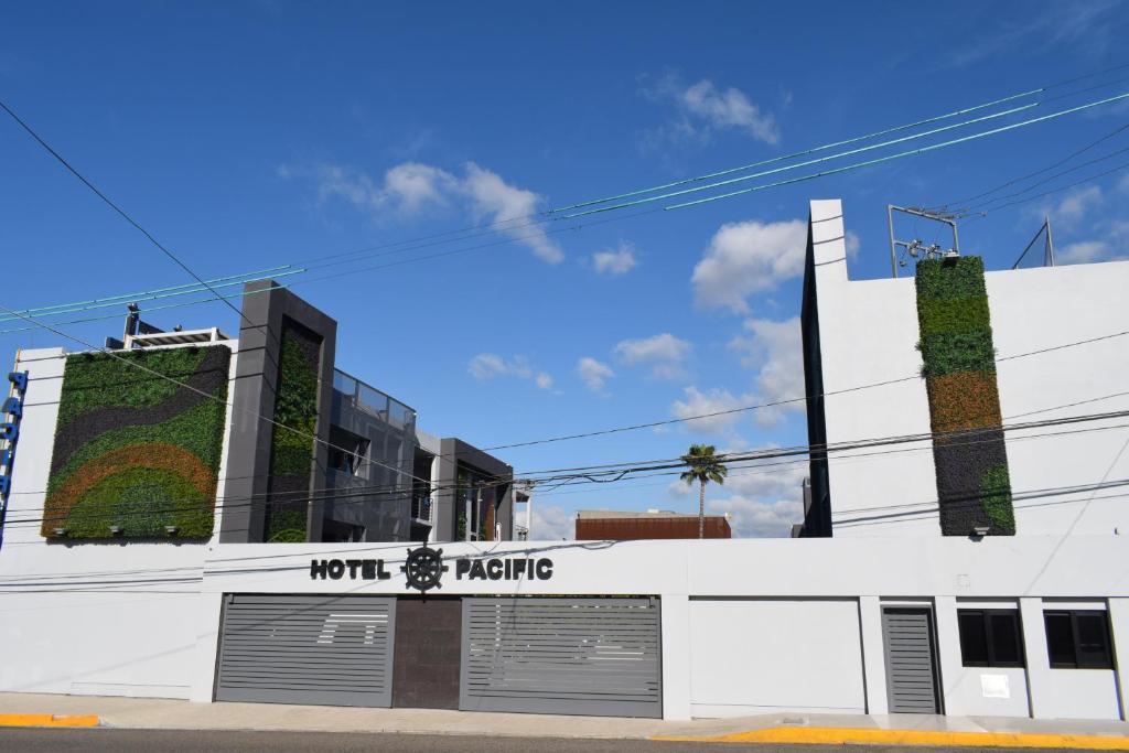 un edificio blanco con una señal del metro del norte. en Hotel Pacific en Tijuana