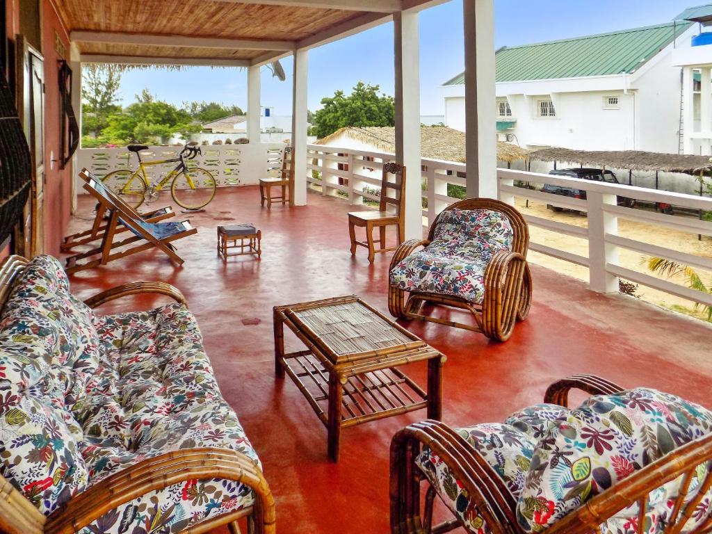 Et sittehjørne på 2 bedrooms appartement with sea view and furnished terrace at Majunga