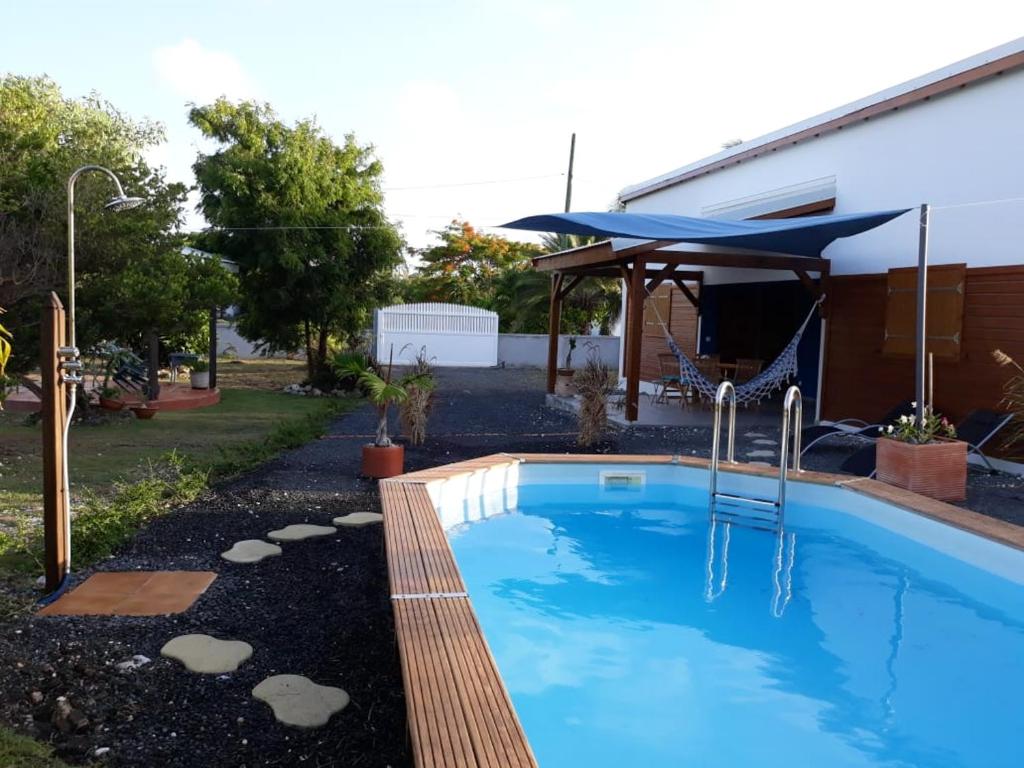 Piscine de l'établissement Villa de 2 chambres avec piscine privee jardin clos et wifi a Le Moule a 4 km de la plage ou située à proximité