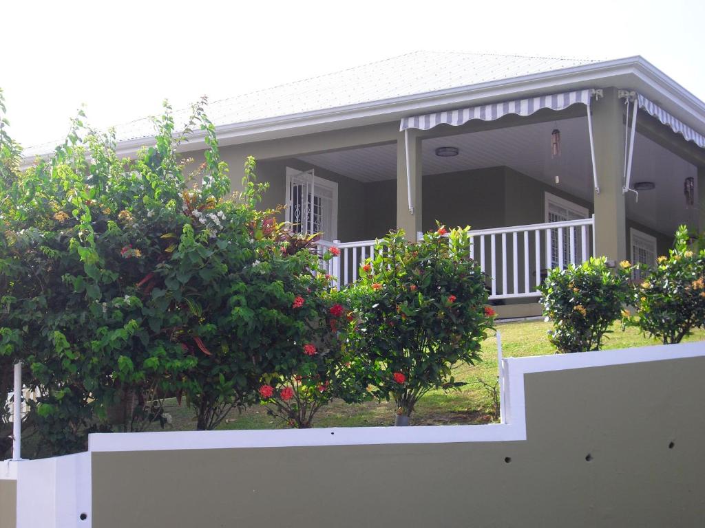una casa con árboles y arbustos delante de ella en Appartement de 2 chambres avec jardin clos et wifi a Ducos, en Ducos