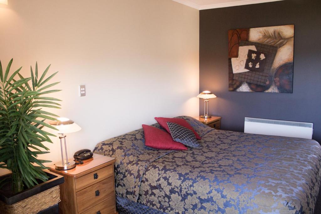 Postel nebo postele na pokoji v ubytování Beachcomber Inn Picton