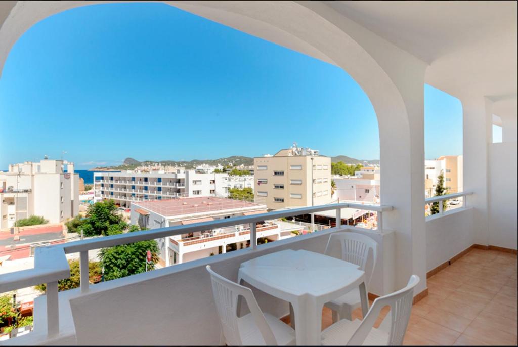 Ein Balkon oder eine Terrasse in der Unterkunft One bedroom apartement with sea view shared pool and furnished balcony at Sant Josep de sa Talaia
