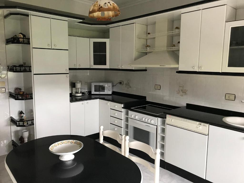 Kuchyň nebo kuchyňský kout v ubytování Apartamento FOZ VILAMOR