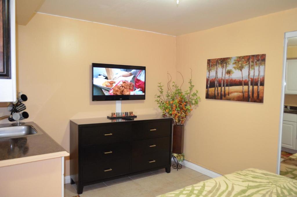 Waikiki Condo Just Remodeled Kuhio Village 202A - Queen Room