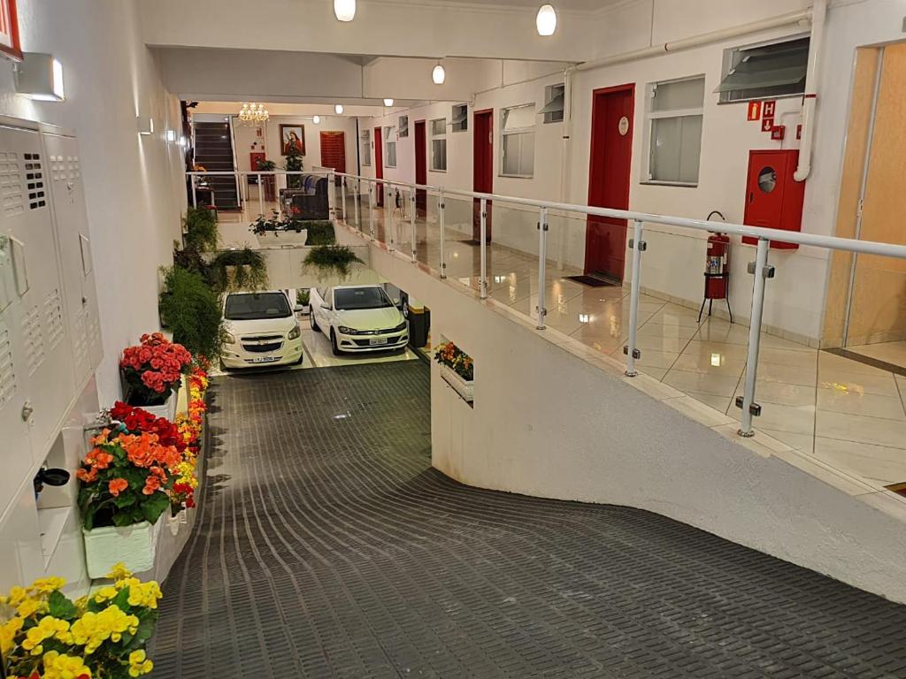 two cars parked in a hallway of a hospital at Pousada Santa Catarina in Cachoeira Paulista