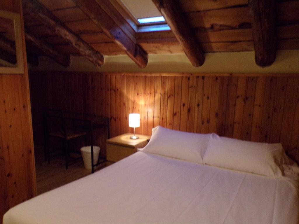 Postel nebo postele na pokoji v ubytování Hotel Roc de St Miquel & Apartment