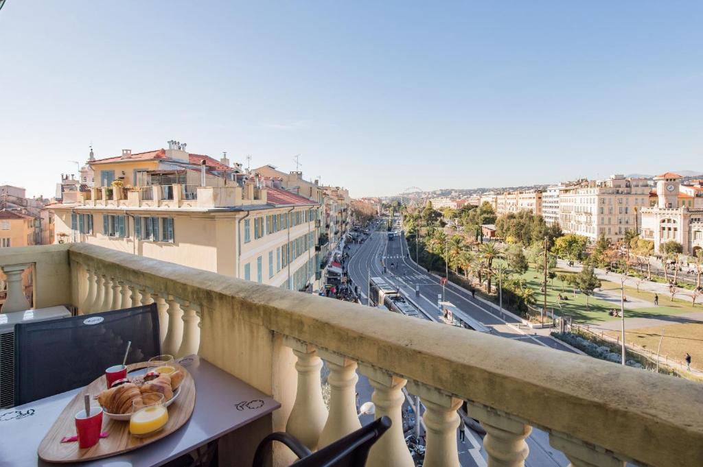 une assiette de nourriture sur une table sur un balcon dans l'établissement PJ - Dine on the Balcony at a Sleek Writer’s Loft and enjoy the view, à Nice