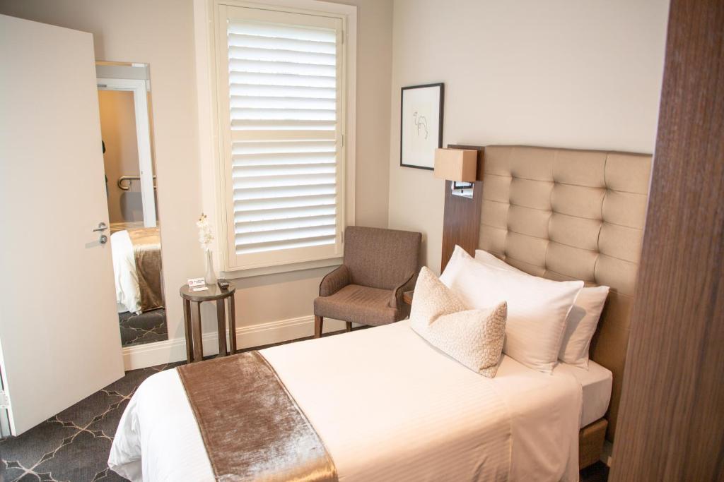 Postel nebo postele na pokoji v ubytování Royal Hotel Randwick