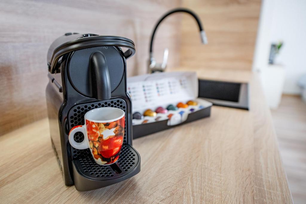 Příslušenství pro přípravu čaje a kávy v ubytování Soho apartment
