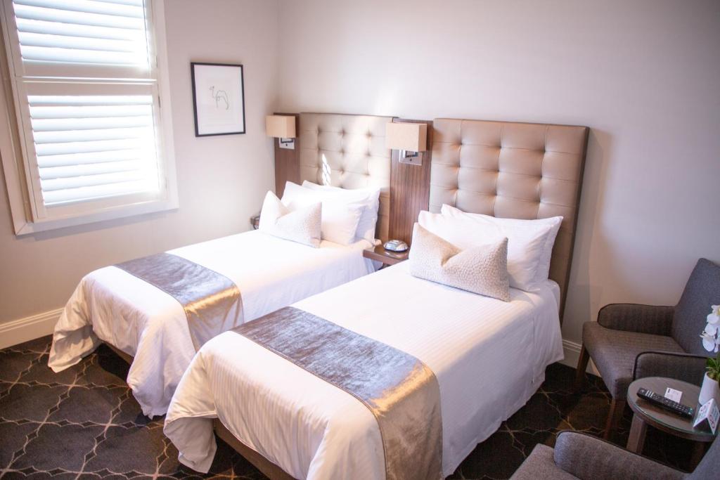 Postel nebo postele na pokoji v ubytování Royal Hotel Randwick