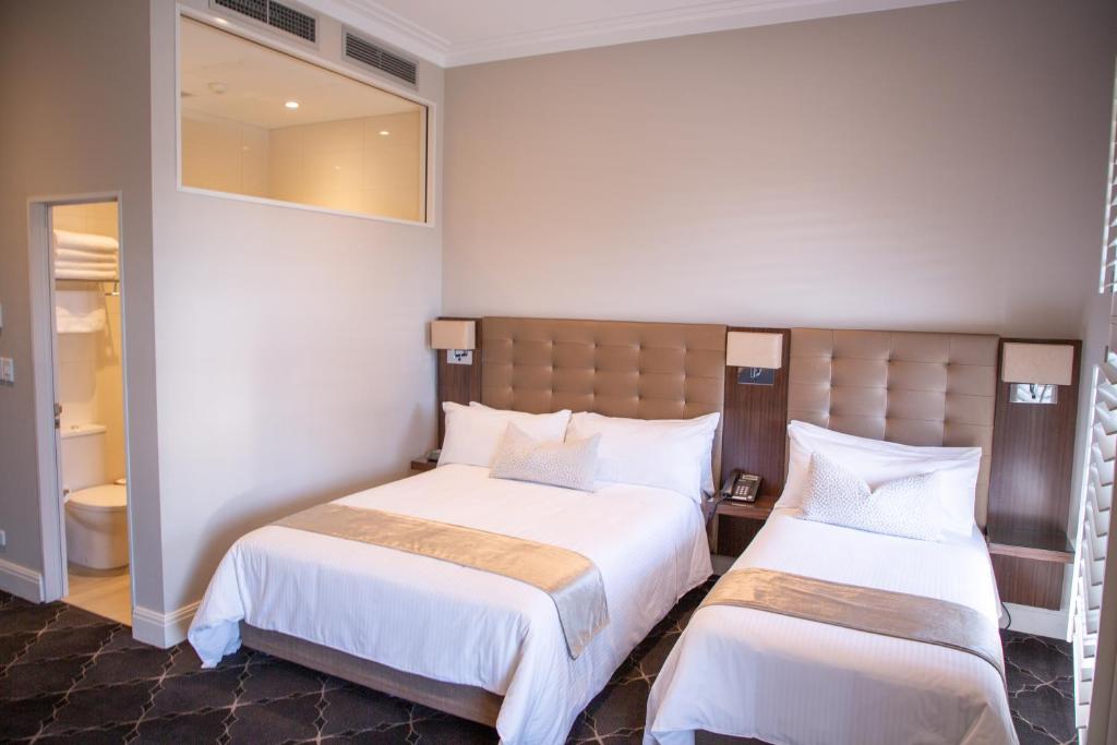 Postel nebo postele na pokoji v ubytování Royal Hotel Randwick