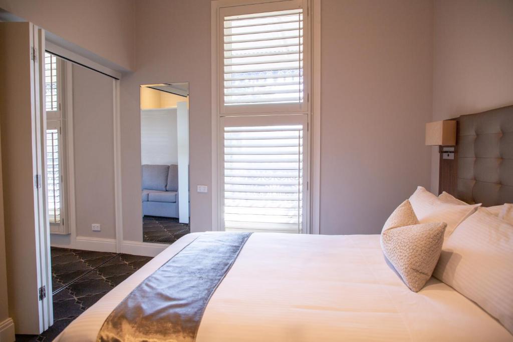 Postel nebo postele na pokoji v ubytování Royal Hotel Randwick