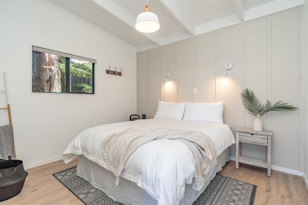 Postel nebo postele na pokoji v ubytování Tui & Nikau Cabins