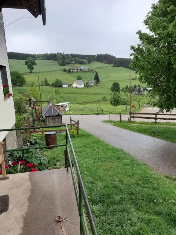 uma vista para uma quinta a partir do alpendre de uma casa em Schwarzwaldblick em Titisee-Neustadt