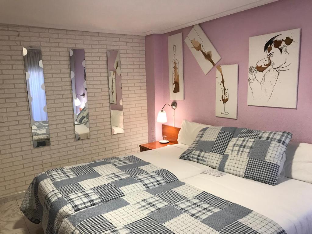 A bed or beds in a room at Pensión Úbeda