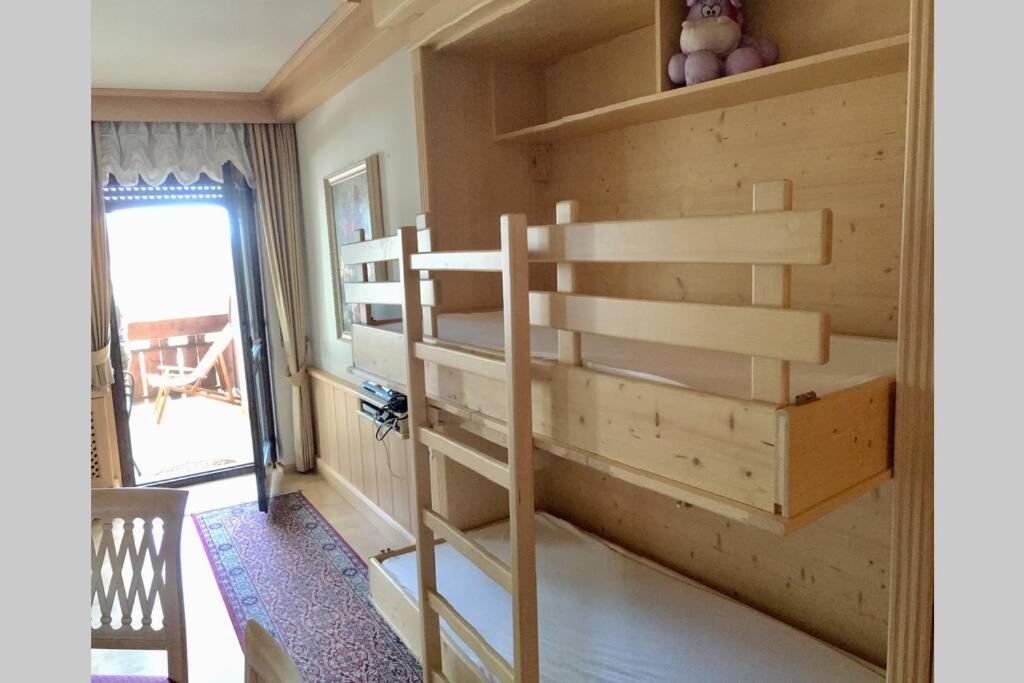 Palanda nebo palandy na pokoji v ubytování Fantastico monolocale in Siusi Sciliar