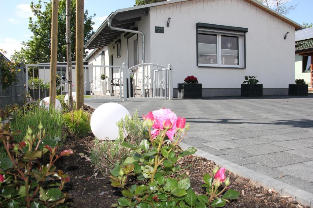 ein Haus mit einem Blumengarten davor in der Unterkunft Ferienhaus Glücksmoment in Blankenburg