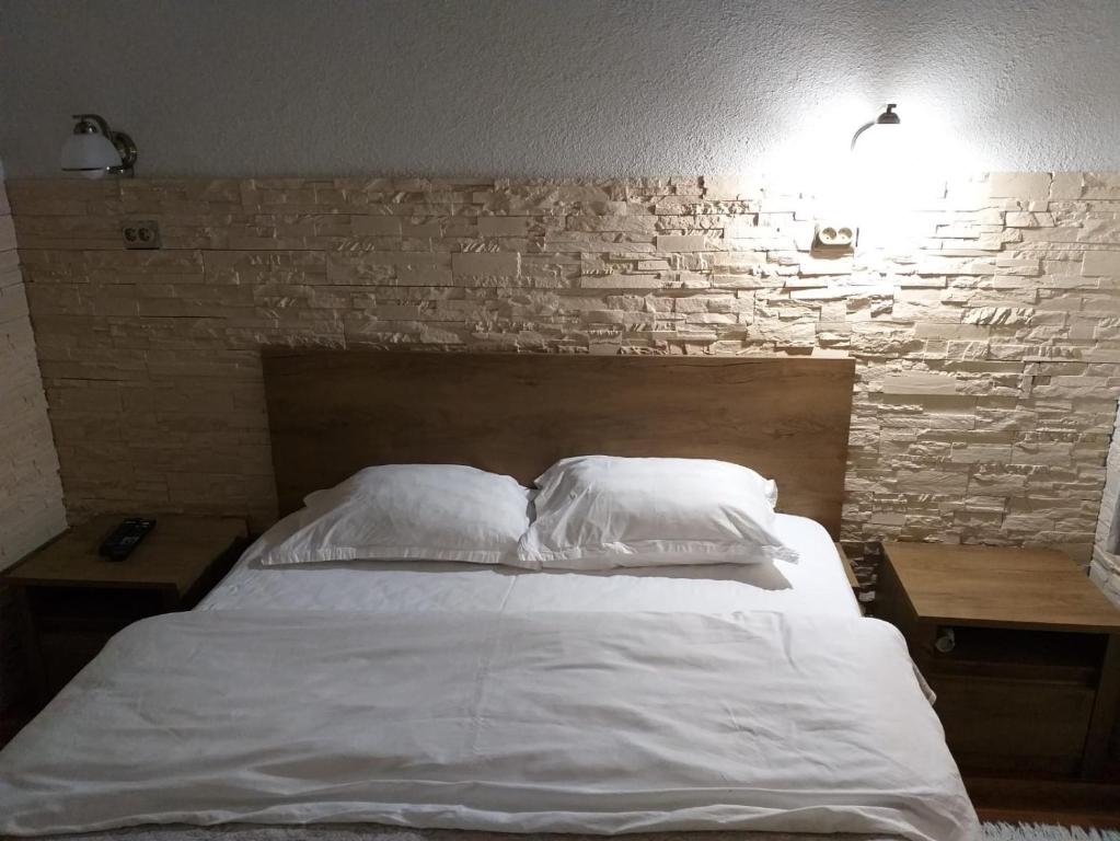 En eller flere senge i et værelse på Raphaela Residence
