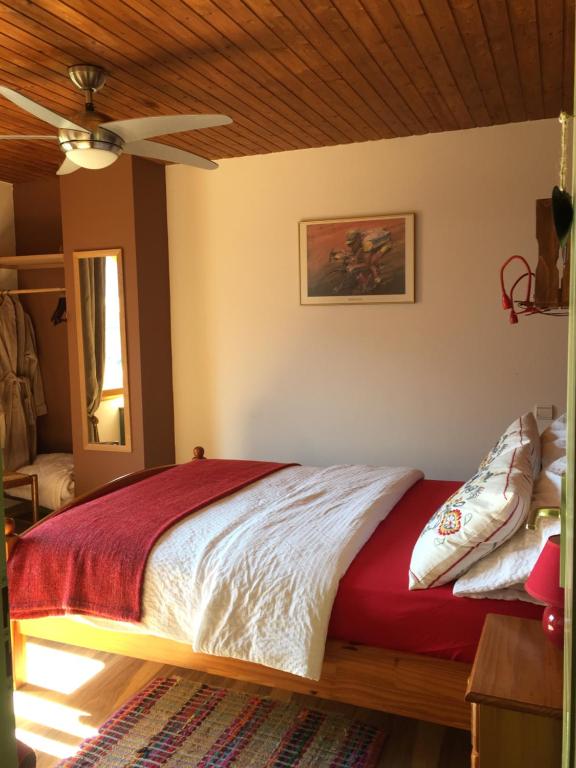 Ce lit se trouve dans une chambre dotée d'un ventilateur de plafond. dans l'établissement Lac d'Annecy, à Doussard